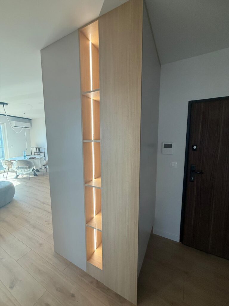 Zabudowa z witryną - wybrana realizacja mebli na wymiar w obszarze Bytom