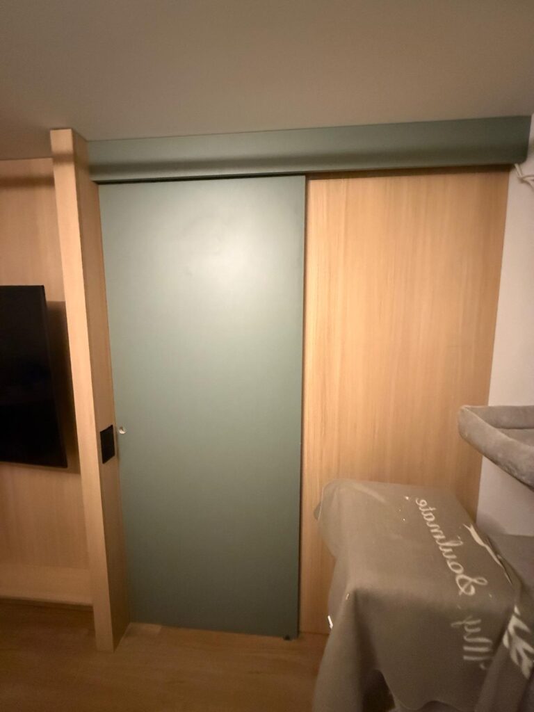 Drzwi przesuwne na wymiar Katowice - realizacja Faktoria Meble, zespół Arka